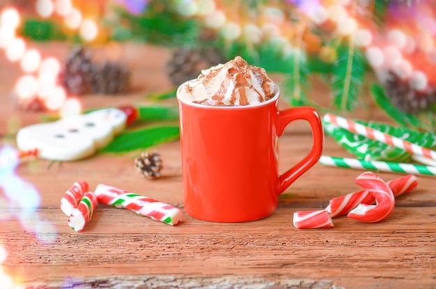 Chocolat chaud avec crème fouettée sur fond festif Mise au point sélective et espace de copie Une tasse de cappuccino ou de chocolat chaud