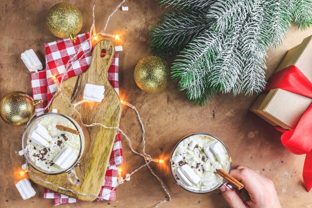 Chocolat chaud avec crème fouettée et guimauves