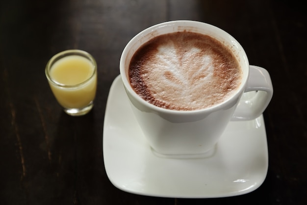 Chocolat chaud dans une tasse blanche sur la table