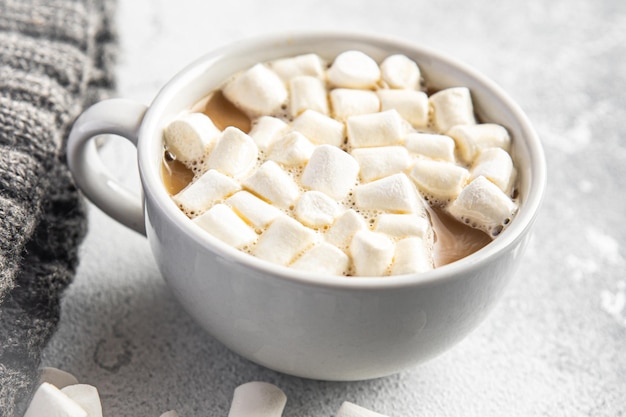 chocolat chaud guimauve cacao ou café boisson chaude repas chauffant collation sur la table