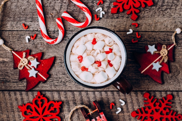 Chocolat chaud à la guimauve et décoration de vacances.