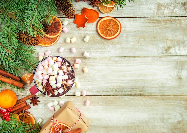 Chocolat chaud et guimauve sur fond de Noël