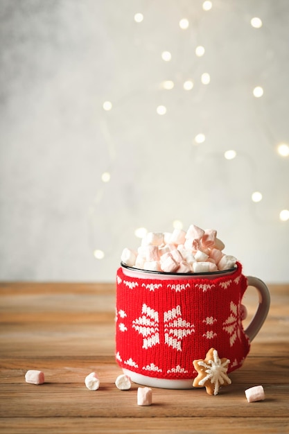 Chocolat chaud avec des guimauves Biscuit de pain d'épice fait maison de Noël et tasse de chocolat chaud avec de la guimauve sur de vieux arrière-plans de table en bois avec des lumières de Noël bokeh Concept de boisson alimentaire de Noël