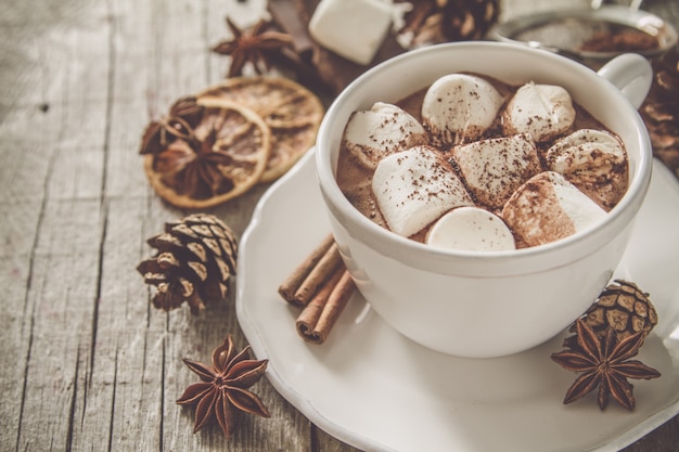 Chocolat chaud avec des guimauves dans une tasse blanche