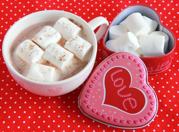 Photo chocolat chaud avec des guimauves dans la tasse pour la saint-valentin