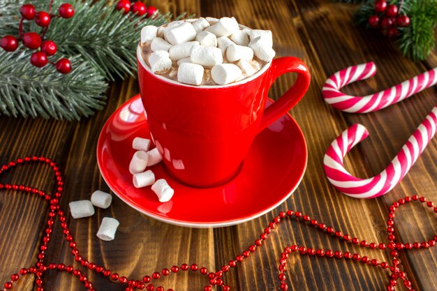 Chocolat chaud avec des guimauves dans la tasse rouge