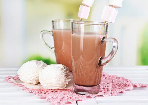 Chocolat chaud avec des guimauves sur fond clair