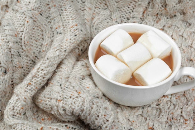 Chocolat chaud avec des guimauves sur la table