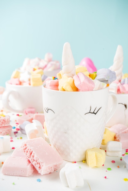 Chocolat chaud licorne arc-en-ciel