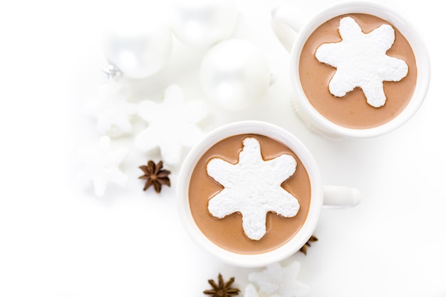 Chocolat chaud maison garni de guimauves blanches en forme de flocon de neige.