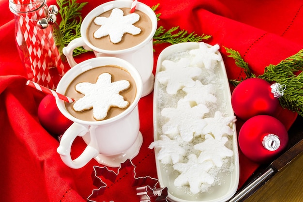 Chocolat chaud maison garni de guimauves blanches en forme de flocon de neige.