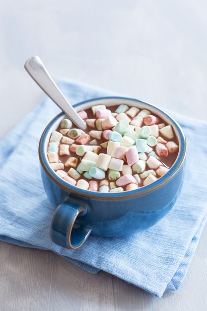 Chocolat chaud avec des mini guimauves boisson chauffante