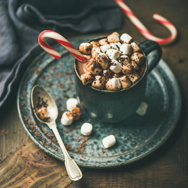 Chocolat chaud de Noël aux guimauves et carré de cacao