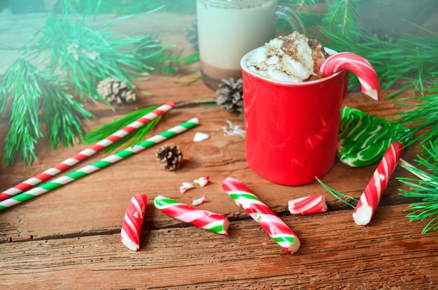 Chocolat chaud de Noël avec des bonbons Cacao chaud avec des cannes de bonbon Chocolat avec de la crème fouettée