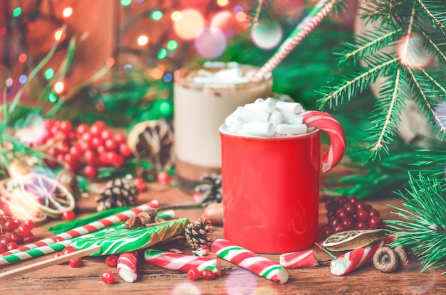 Chocolat chaud de Noël avec des bonbons. Chocolat chaud aux cannes de bonbon. Chocolat à la crème fouettée