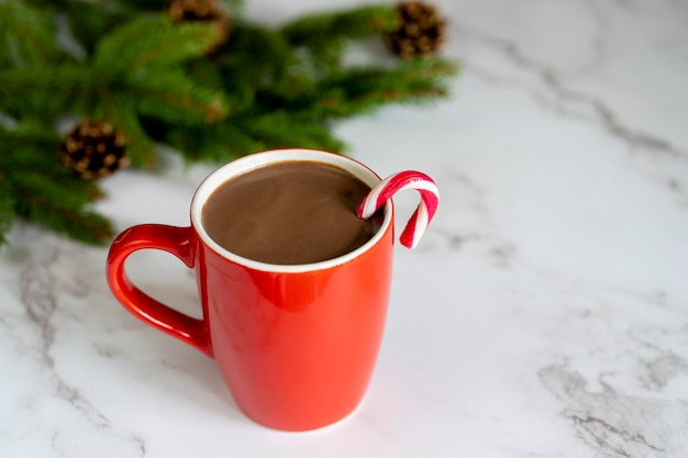 Chocolat chaud de Noël avec des bonbons