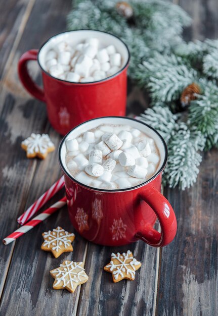 Chocolat chaud de Noël dans la tasse rouge