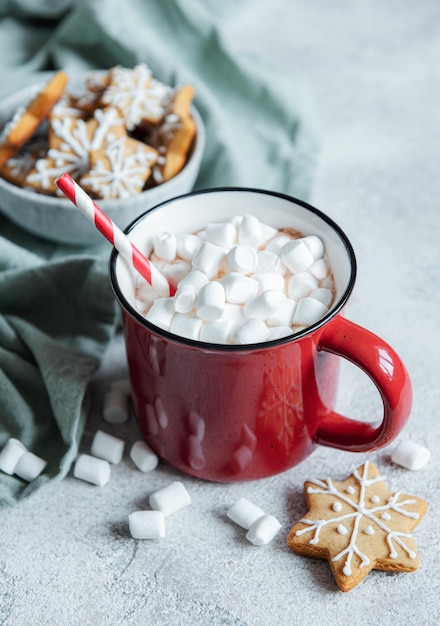 Chocolat chaud de Noël dans la tasse rouge