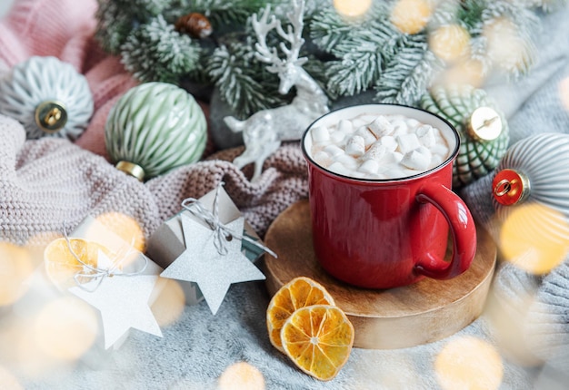 Chocolat chaud de Noël dans la tasse rouge