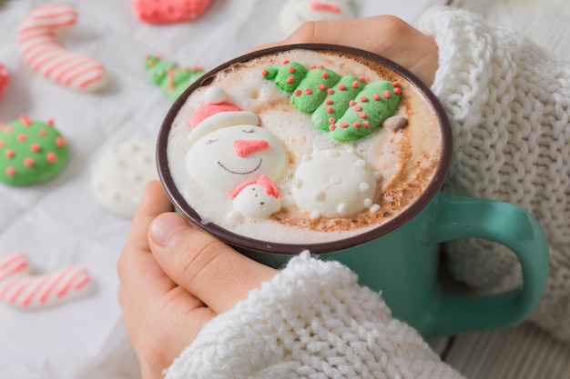 Chocolat chaud de Noël avec guimauve bonhomme de neige dans la tasse