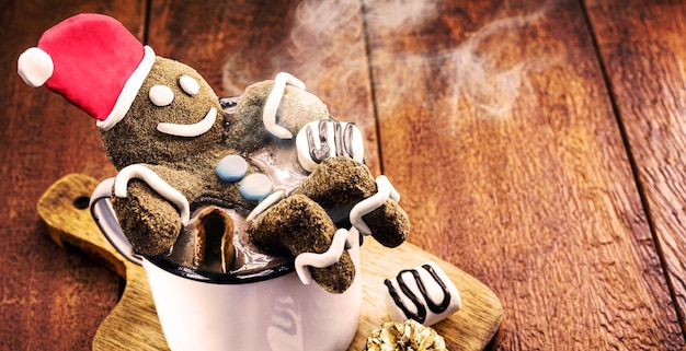 Chocolat chaud de Noël avec guimauve et pain d'épice biscuit boisson chaude d'hiver pour se détendre