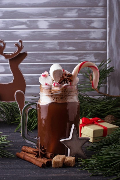 Chocolat chaud de Noël avec des guimauves