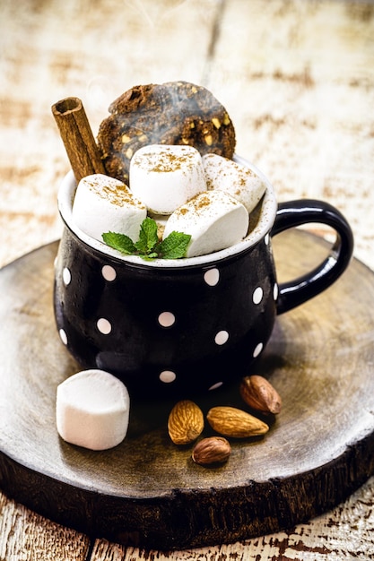 Chocolat Chaud De Noël Vegan à Base De Marrons, Lait Végétal, Cacao, Cannelle Et Menthe. Boisson Saine Et Chaude Pour Réchauffer L'hiver