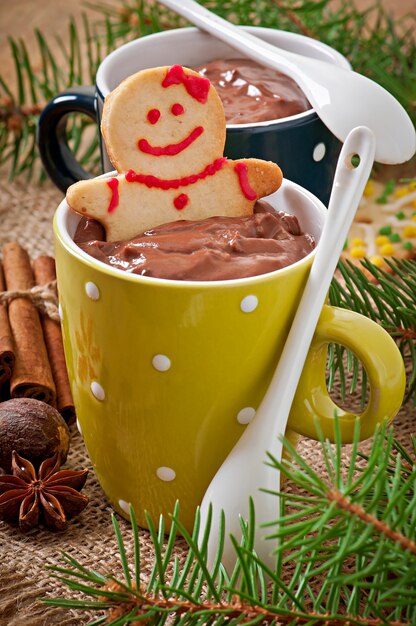 Chocolat chaud et pain d'épices de Noël