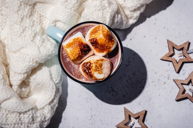 Chocolat chaud Smores avec guimauve rôtie