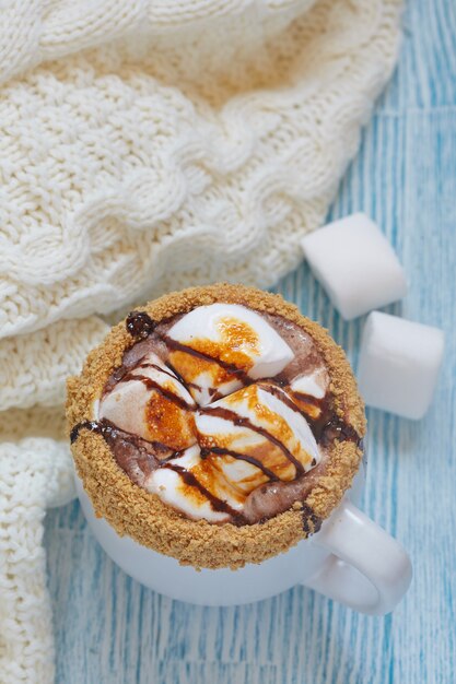 Chocolat chaud Smores avec marshmallo rôti et biscuit Graham