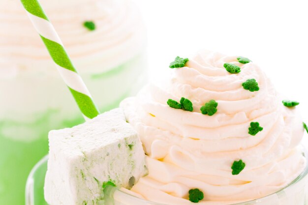 Chocolat chaud vert avec cube de guimauve pour la Saint-Patrick.