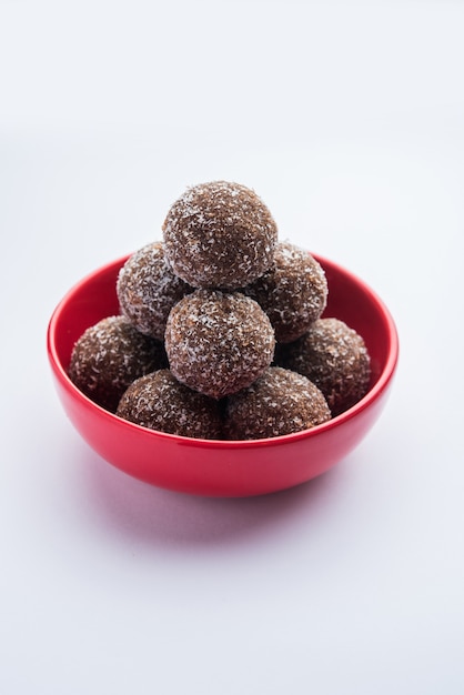 Chocolat Coconut Laddu ou Laddoo est une variante d'un Nariyal Ladoo traditionnel en mélangeant de la poudre de cacao