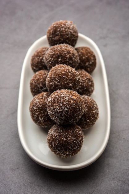 Chocolat Coconut Laddu ou Laddoo est une variante d'un Nariyal Ladoo traditionnel en mélangeant de la poudre de cacao