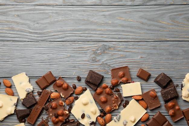 Chocolat différent sur bois gris, vue de dessus