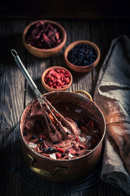 Chocolat doux et savoureux à base de cacao et de fruits secs