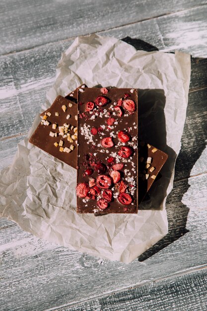 chocolat fait main sur un fond en bois