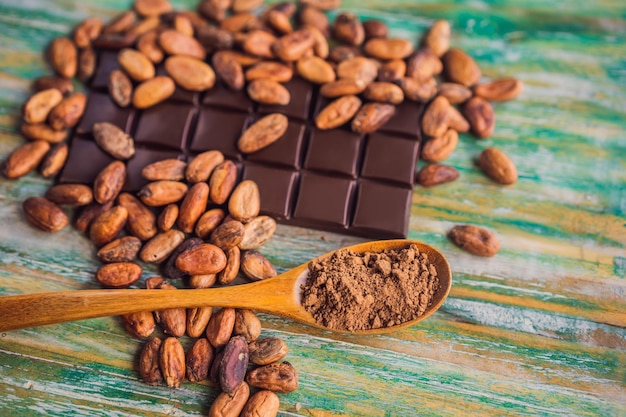 Chocolat et fèves de cacao sur fond de bois de couleur