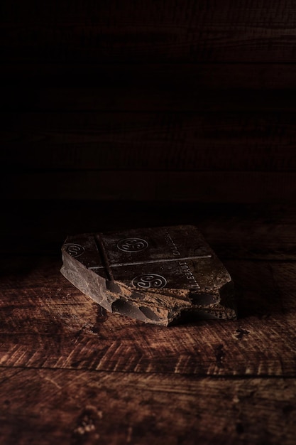 chocolat sur fond de bois foncé