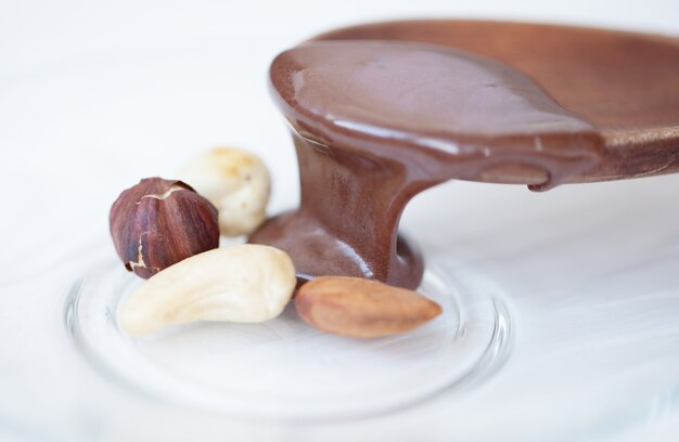 Chocolat fondu chaud versant sur des écrous