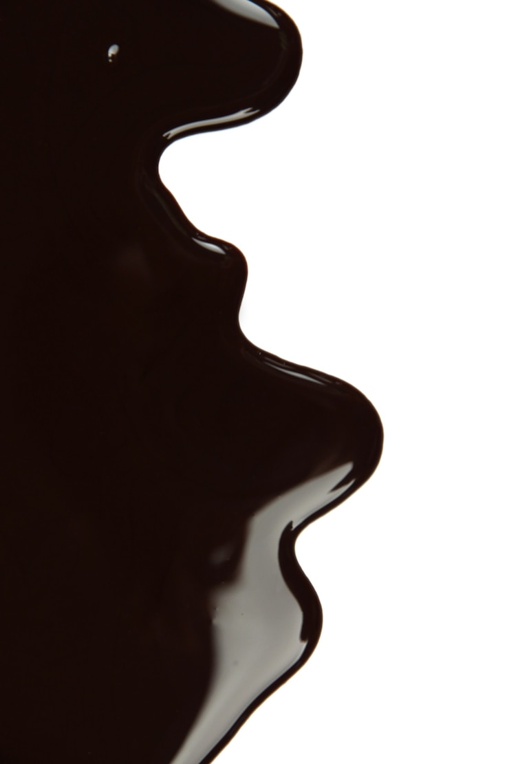 Photo chocolat fondu dégoulinant sur l'espace blanc