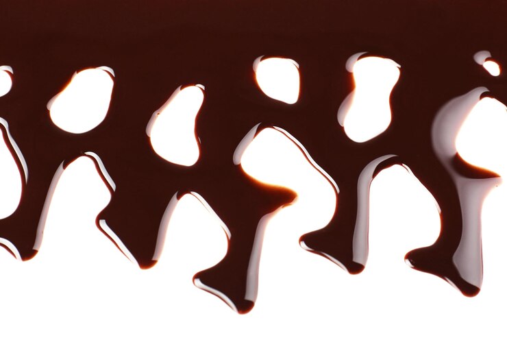 Photo chocolat fondu dégoulinant sur fond blanc
