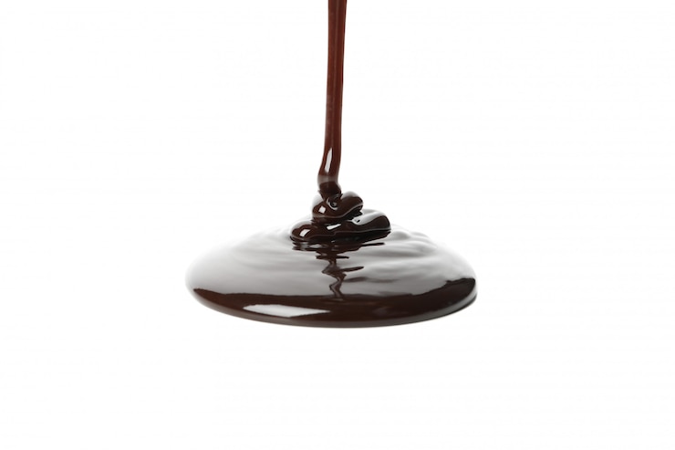 Photo le chocolat fondu se déverse, isolé sur fond blanc