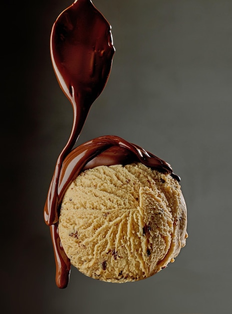 Chocolat fondu versant sur la boule de crème glacée