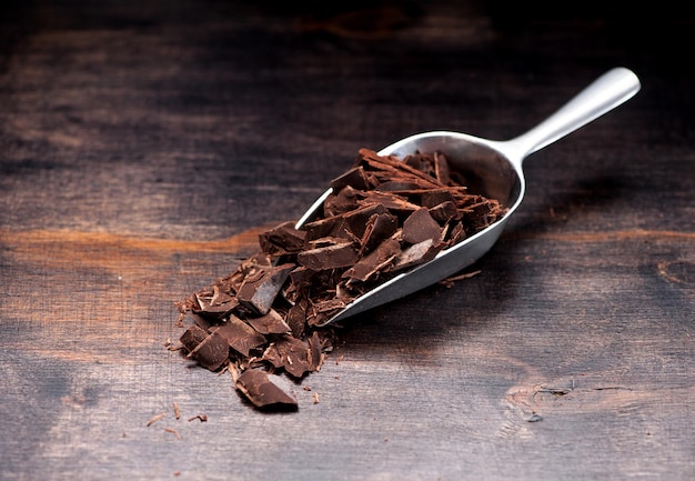 Chocolat haché râpé dans une cuillère en métal