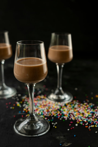 Chocolat et liqueur de café dans un grand verre