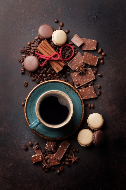 Chocolat et macarons de tasse de café sur la vieille table de cuisine