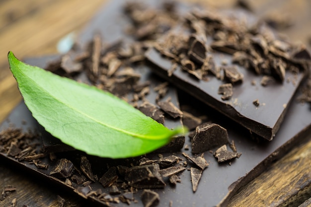 Photo chocolat à la menthe sur une table en bois