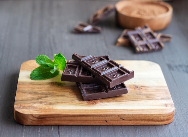 Chocolat noir sur le bureau en bois