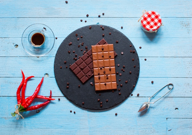 Chocolat noir et chocolat au lait, avec des piments rouges, espace libre pour le texte