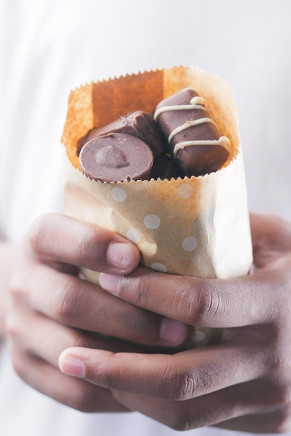 Chocolat noir dans un paquet de papier